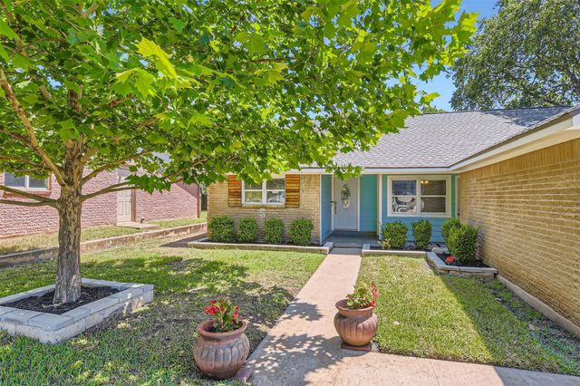 1121 Stoneoak LN, Austin, TX 78745