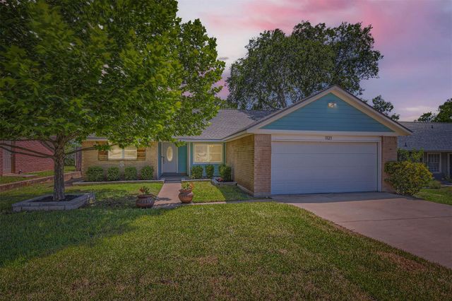 1121 Stoneoak LN, Austin, TX 78745