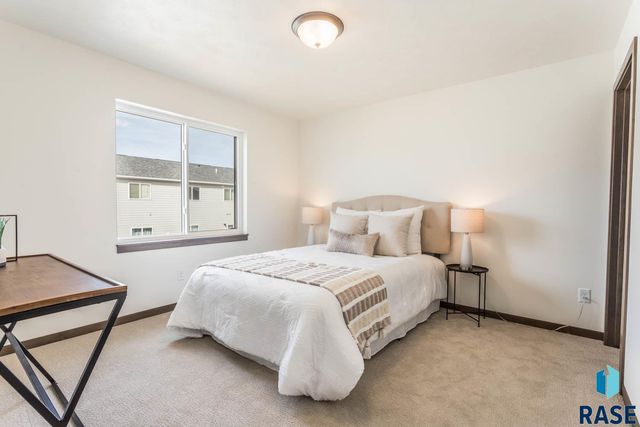 2300 E Jetty Pl Place, Sioux Falls, SD 57108