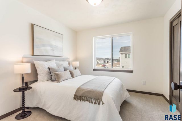 2300 E Jetty Pl Place, Sioux Falls, SD 57108