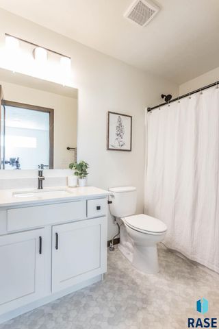 2300 E Jetty Pl Place, Sioux Falls, SD 57108