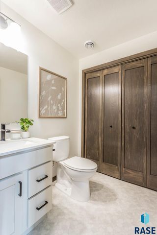 2300 E Jetty Pl Place, Sioux Falls, SD 57108