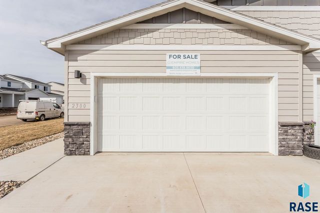 2300 E Jetty Pl Place, Sioux Falls, SD 57108