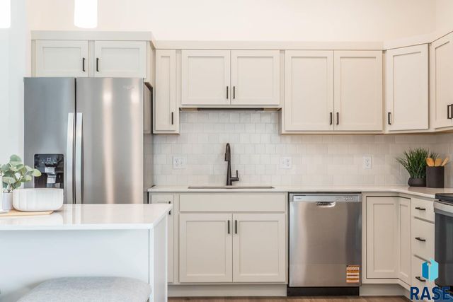 2300 E Jetty Pl Place, Sioux Falls, SD 57108