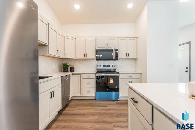 2300 E Jetty Pl Place, Sioux Falls, SD 57108