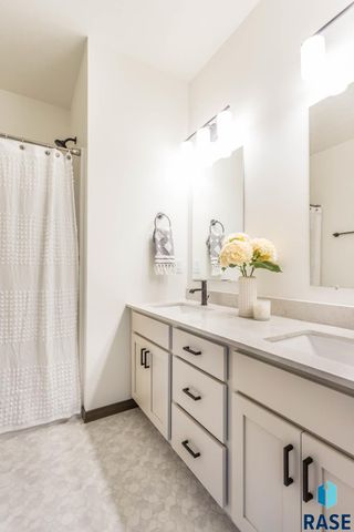 2300 E Jetty Pl Place, Sioux Falls, SD 57108