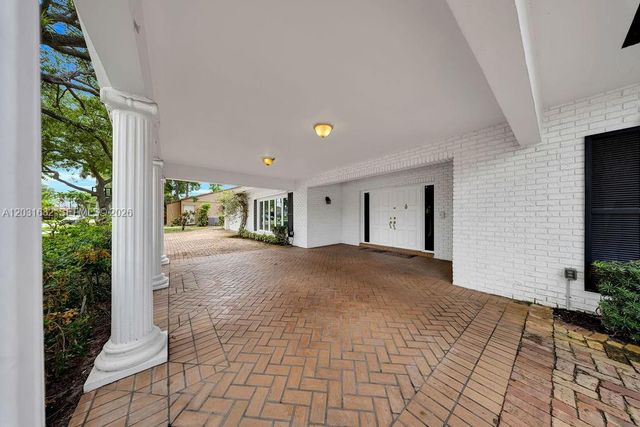 8820 N Lake Dasha Drive, Plantation, FL 33324