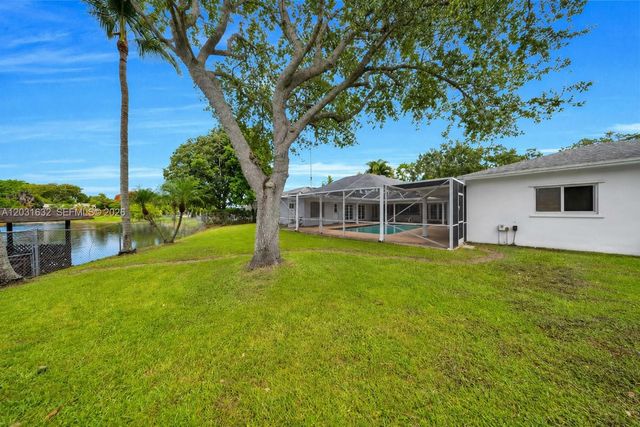 8820 N Lake Dasha Drive, Plantation, FL 33324