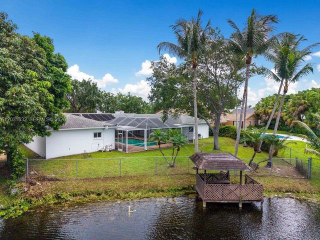 8820 N Lake Dasha Drive, Plantation, FL 33324