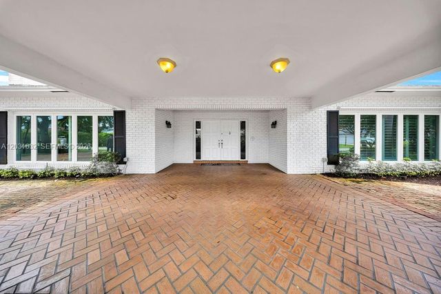 8820 N Lake Dasha Drive, Plantation, FL 33324