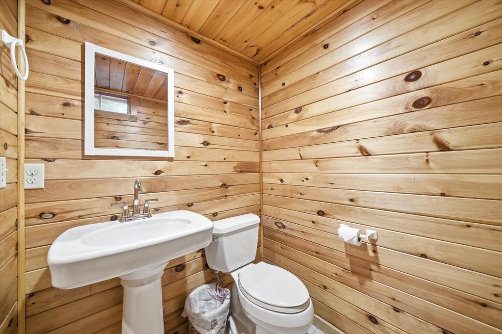 Image 21 of property listing at 20 Mccollum Road, New Boston, NH 03070