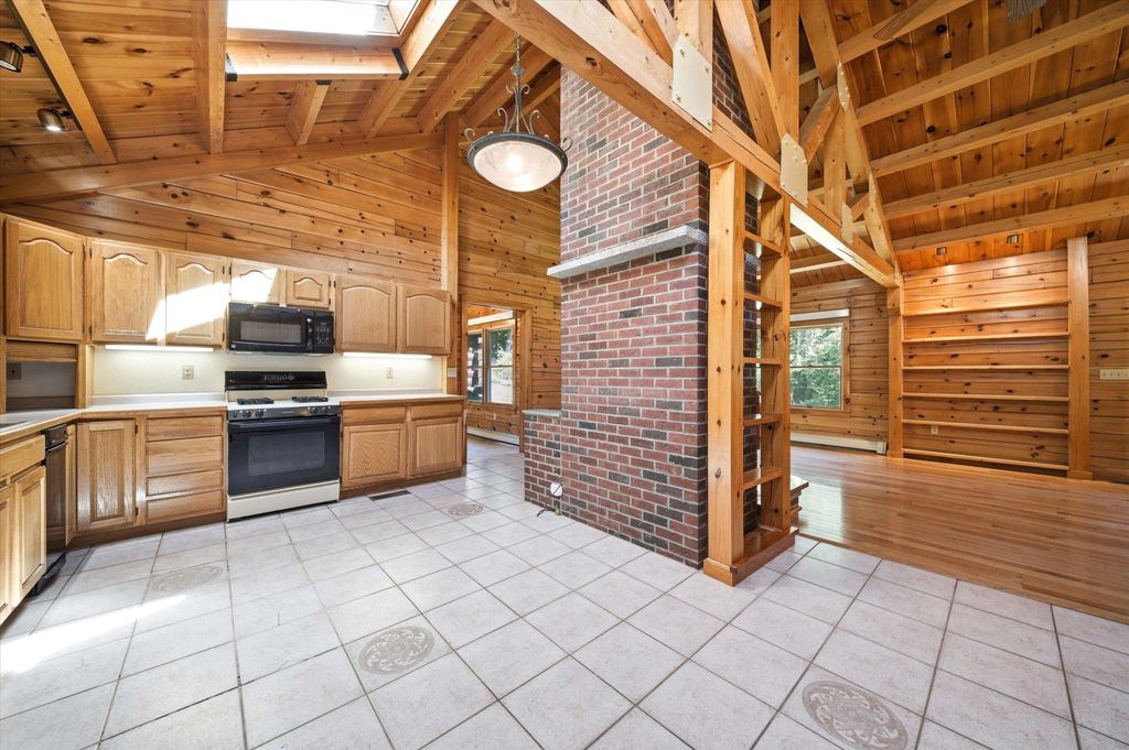 Image 8 of property listing at 20 Mccollum Road, New Boston, NH 03070