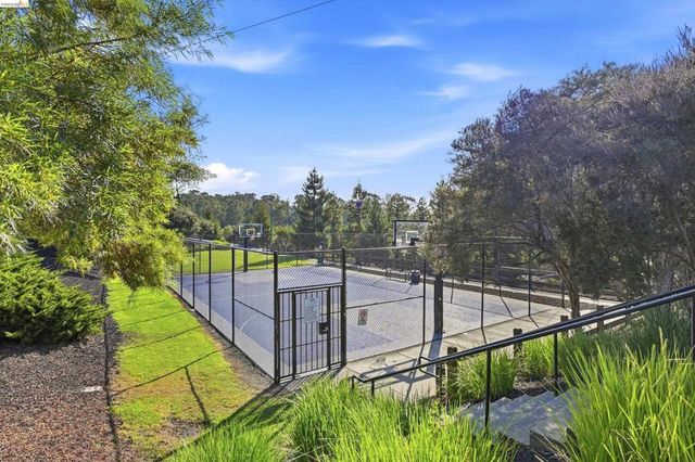 23389 Canyon Terrace Dr, Castro Valley, CA 94552