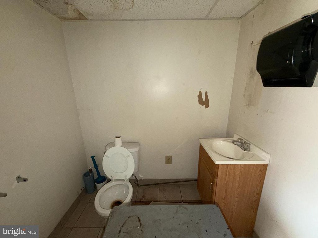 Image 4 of property listing at 2140 W BALTIMORE ST, Baltimore, MD 21223