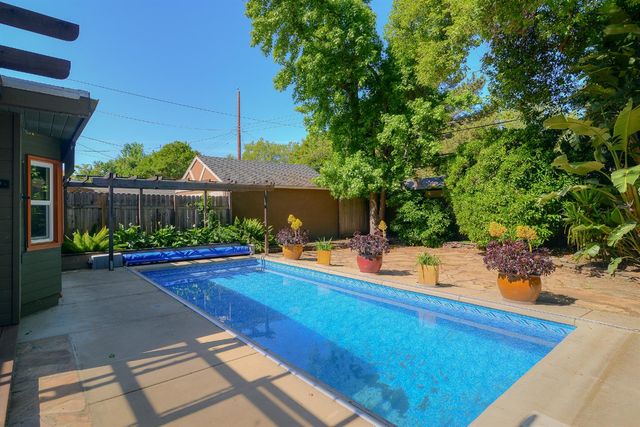 2630 Land Park Dr, Sacramento, CA 95818