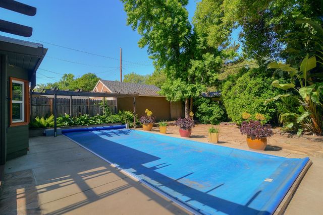 2630 Land Park Dr, Sacramento, CA 95818