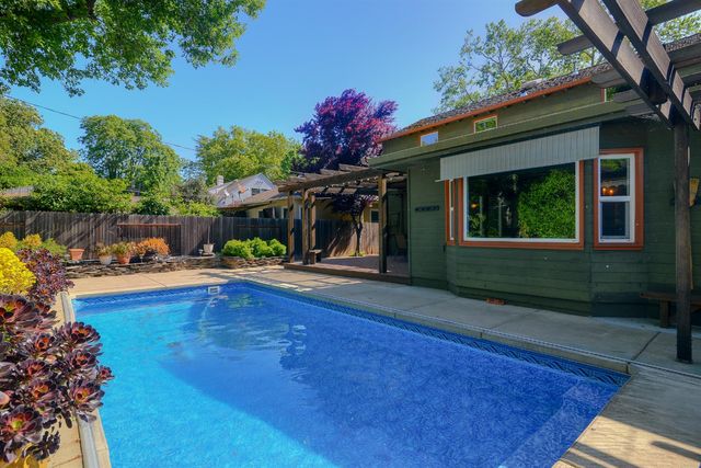 2630 Land Park Dr, Sacramento, CA 95818