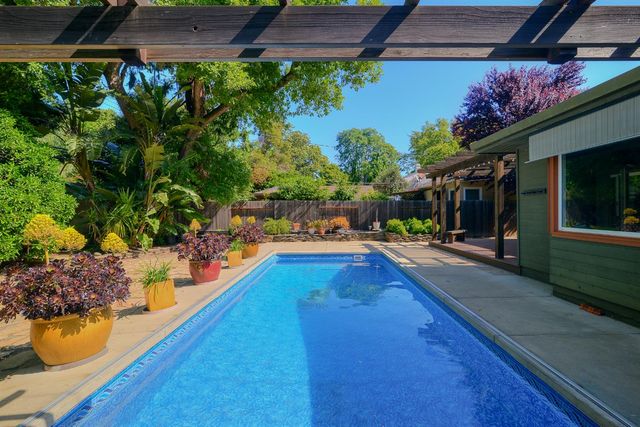 2630 Land Park Dr, Sacramento, CA 95818