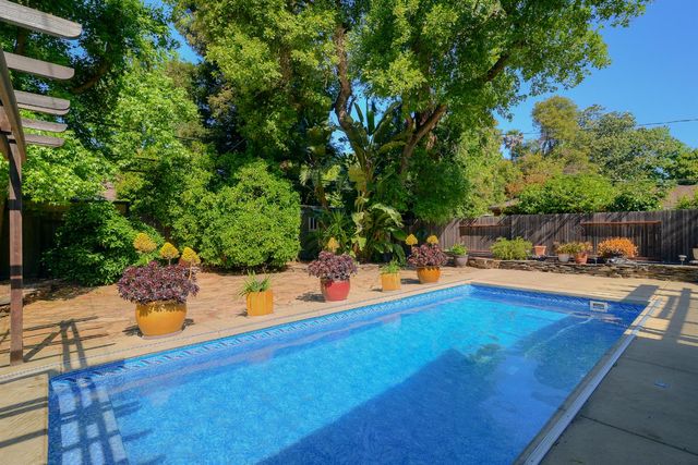 2630 Land Park Dr, Sacramento, CA 95818