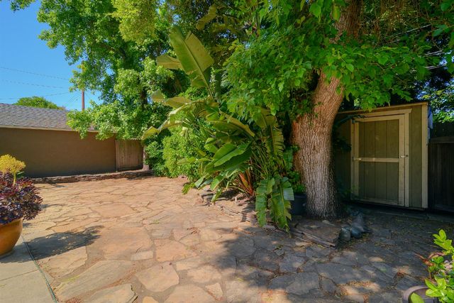 2630 Land Park Dr, Sacramento, CA 95818