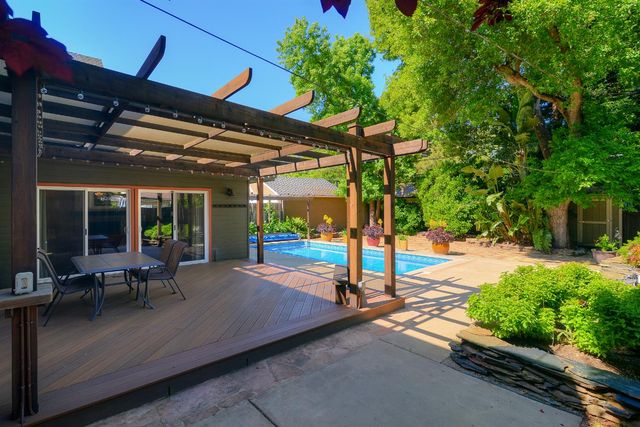 2630 Land Park Dr, Sacramento, CA 95818