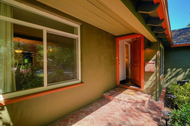 2630 Land Park Dr, Sacramento, CA 95818