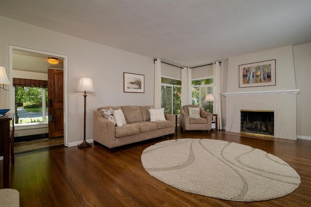 2630 Land Park Dr, Sacramento, CA 95818