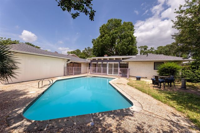 5623 Dumfries Drive, Houston, TX 77096