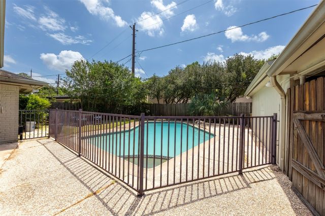 5623 Dumfries Drive, Houston, TX 77096