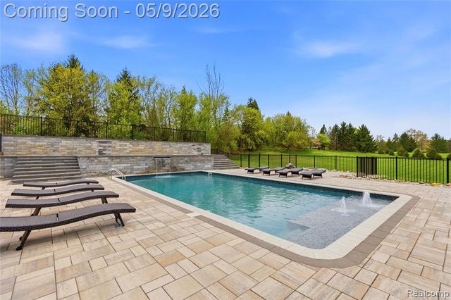 65565 Dequindre Road, Oakland, MI 48363