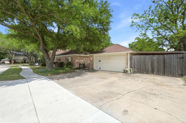15725 Lakeview Drive, Jersey Village, TX 77040