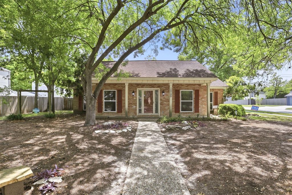 15725 Lakeview Drive, Jersey Village, TX 77040