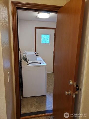 606 8th Street NW, Puyallup, WA 98371