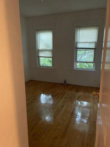 4 Preston St, Worcester, MA 01610