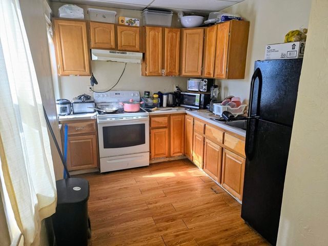 4 Preston St, Worcester, MA 01610