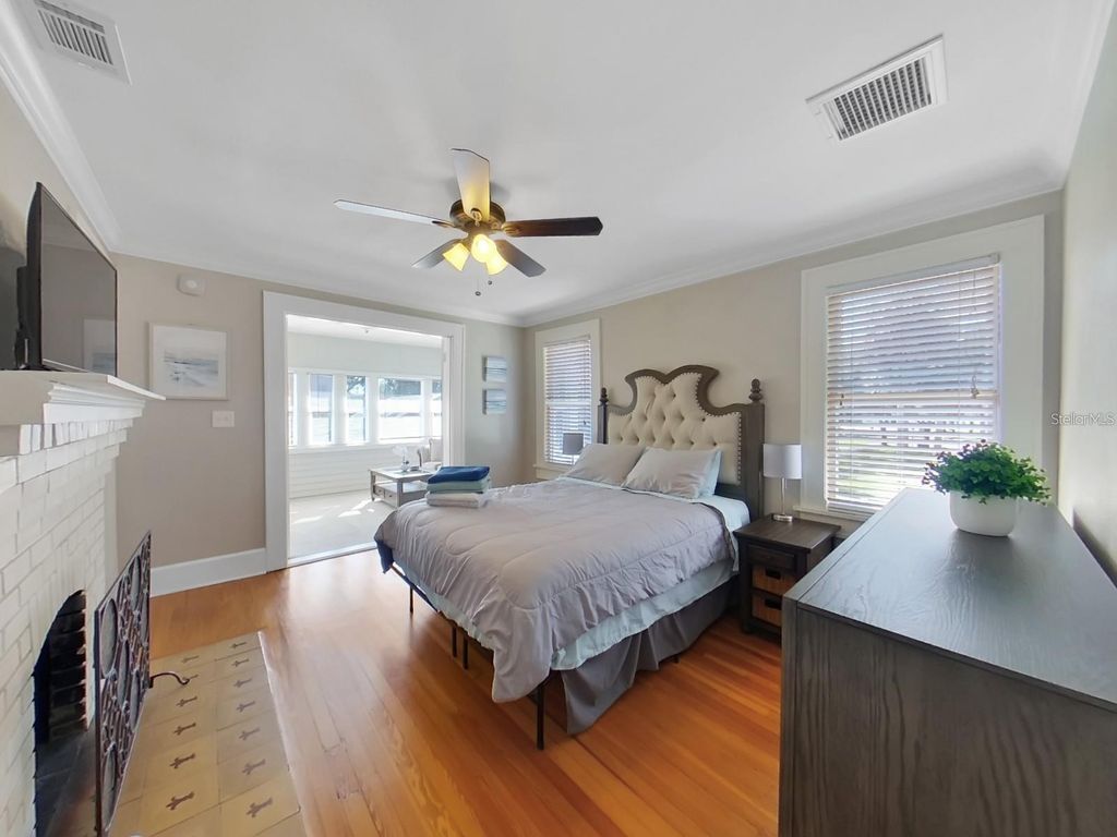 Image 5 of property listing at 614 8TH STREET N, St Petersburg, FL 33701