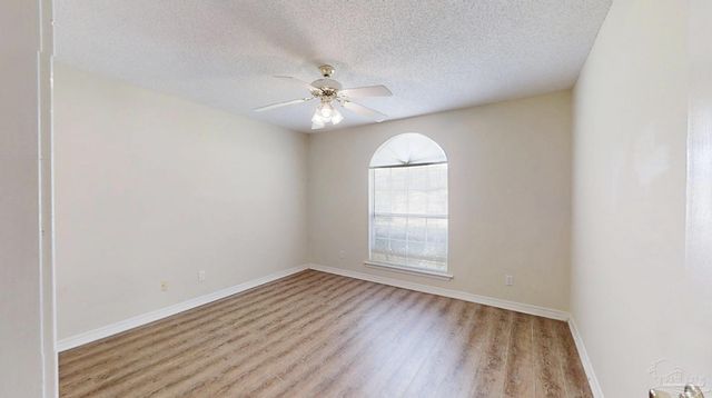 33580 Woodlands Dr, Lillian, AL 36549