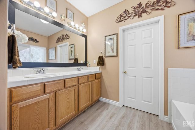 12513 Great Country Drive, Bakersfield, CA 93312