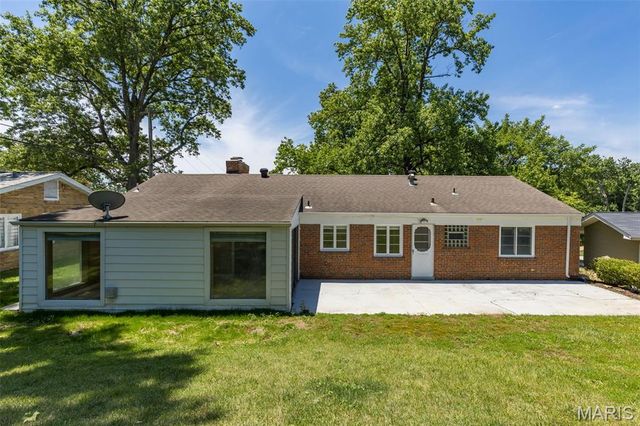 35 Pinewood Drive, Crestwood, MO 63123