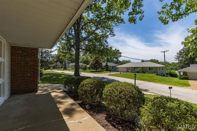 35 Pinewood Drive, Crestwood, MO 63123