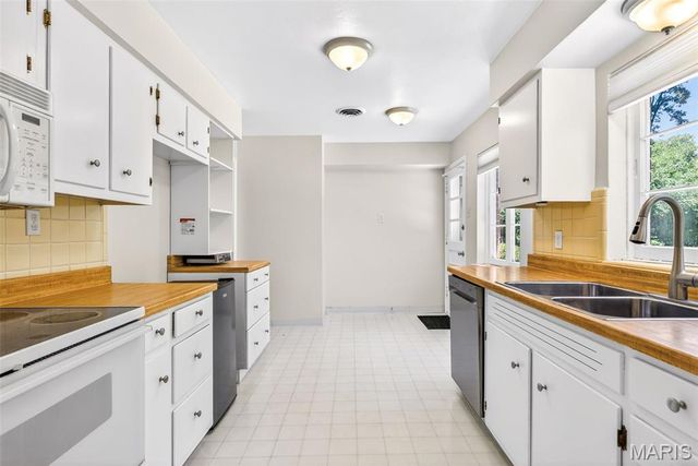 35 Pinewood Drive, Crestwood, MO 63123