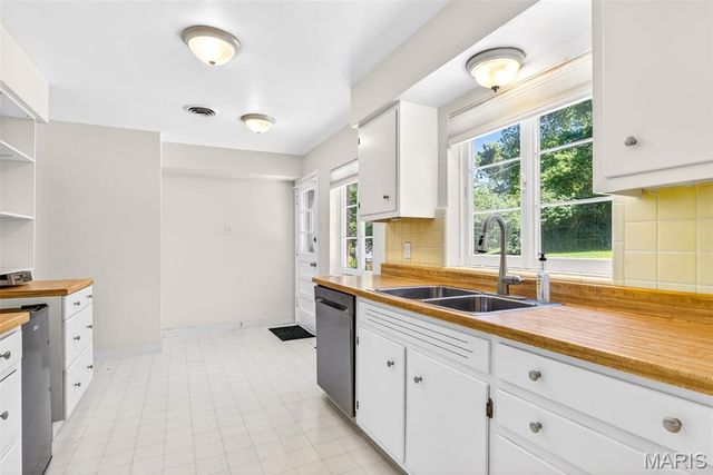 35 Pinewood Drive, Crestwood, MO 63123