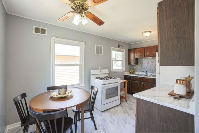 1128 28th Street, Bettendorf, IA 52722