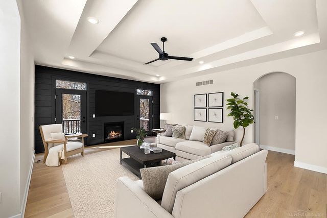 21142 Lilac Lane, Clinton Township, MI 48036