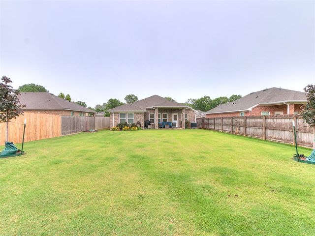 3521 Piney River Drive, Yukon, OK 73099