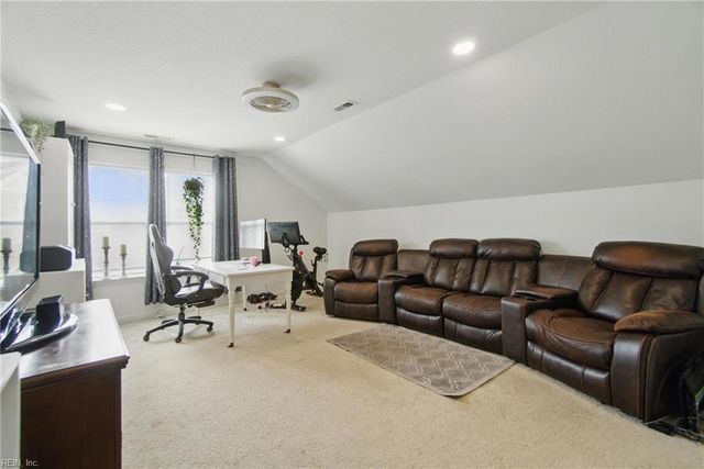 525 Wood Nymph LN, Chesapeake, VA 23323