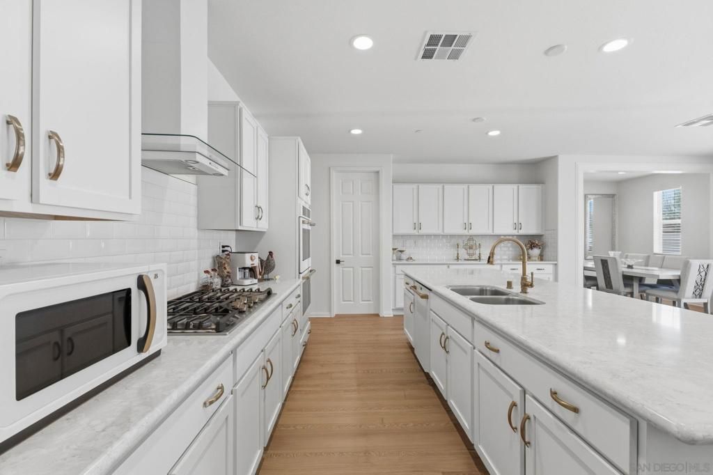 Image 2 of property listing at 34490 Bloombery Rd, Murrieta, CA 92563