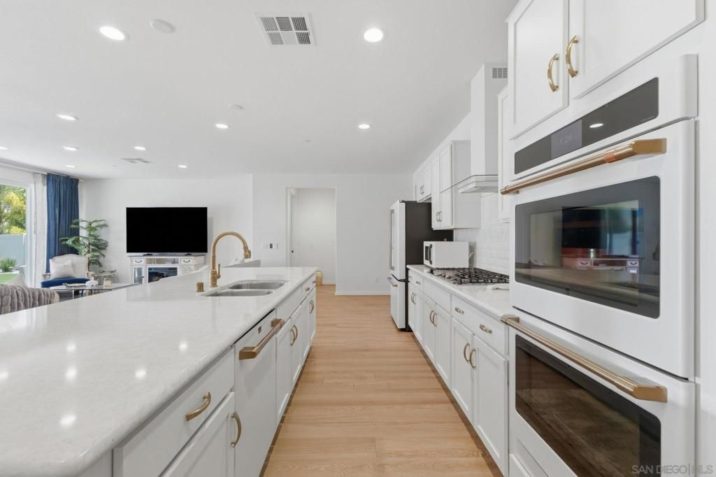 Image 25 of property listing at 34490 Bloombery Rd, Murrieta, CA 92563