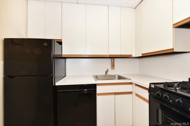 40 STONER Avenue 01, Great Neck, NY 11021
