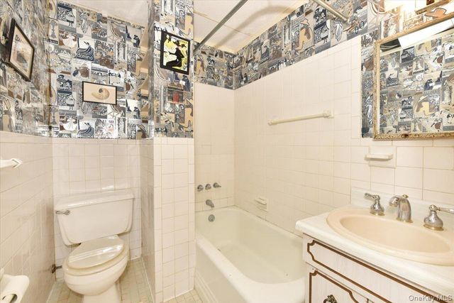 40 STONER Avenue 01, Great Neck, NY 11021